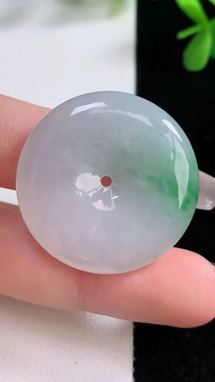 天然A货翡翠平安扣吊坠，尺寸31-5.8，重:11.49g
12月21日