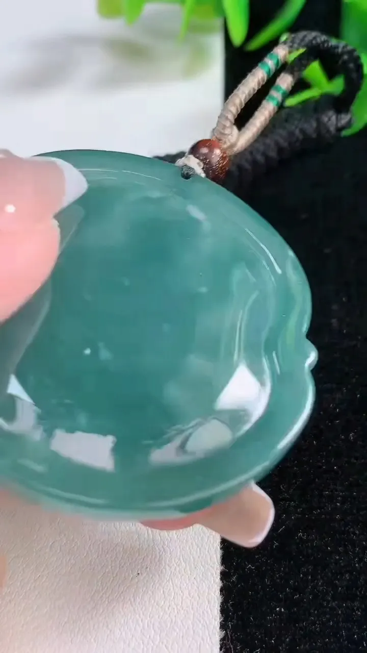 天然A货翡翠千手观音吊坠，尺寸50-6.5，重:33.70g
12月21日