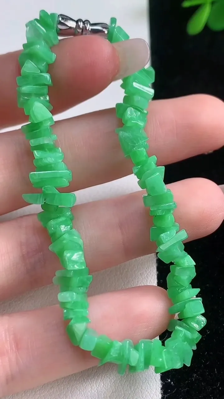天然A货翡翠原石手串，尺寸5.8-3.5-2.6，重量:10.27g12月21日
工厂直销收藏佳品,种好水足，色泽均匀，有种有色，上手高大气！