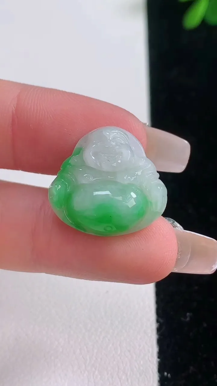 天然A货翡翠佛公吊坠，尺寸18.3-19.7-5.6，重量:3.00g
12月21日