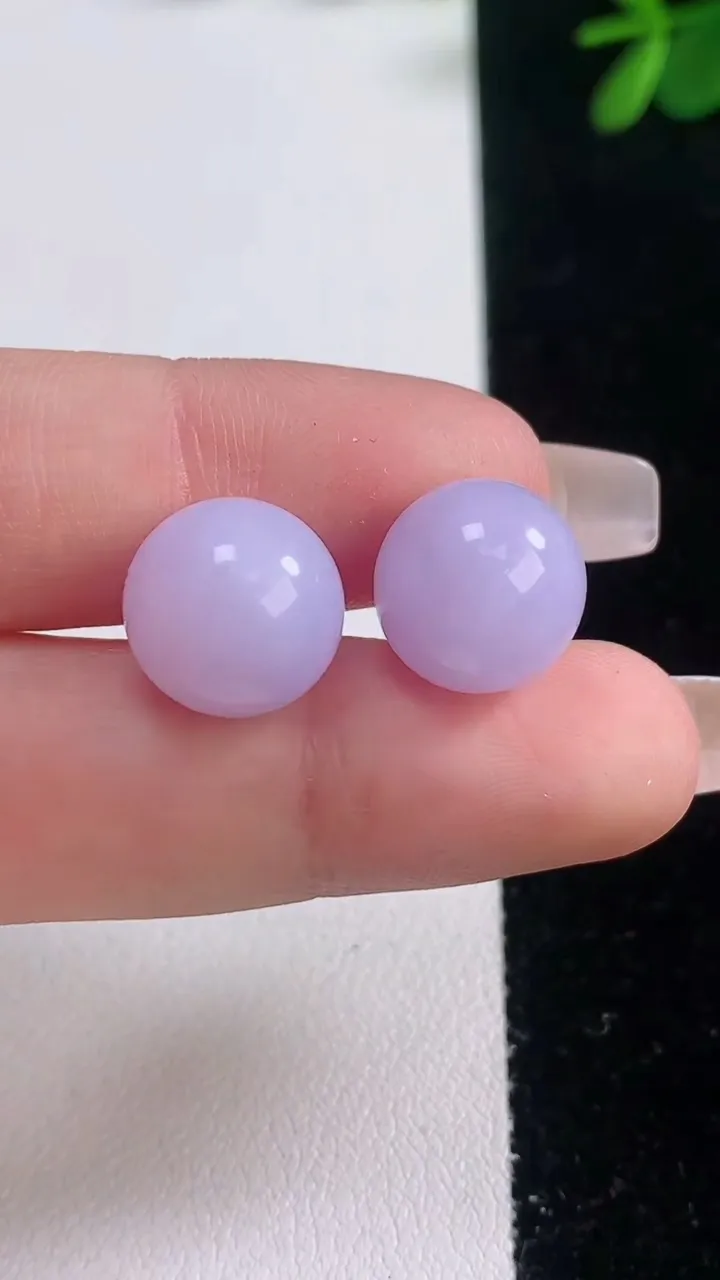 天然A货翡翠紫罗兰圆珠镶嵌件一对，尺寸12，重量:6.32g12月21日
工厂直销收藏佳品,种好水足，色泽均匀，有种有色，上手高大气！