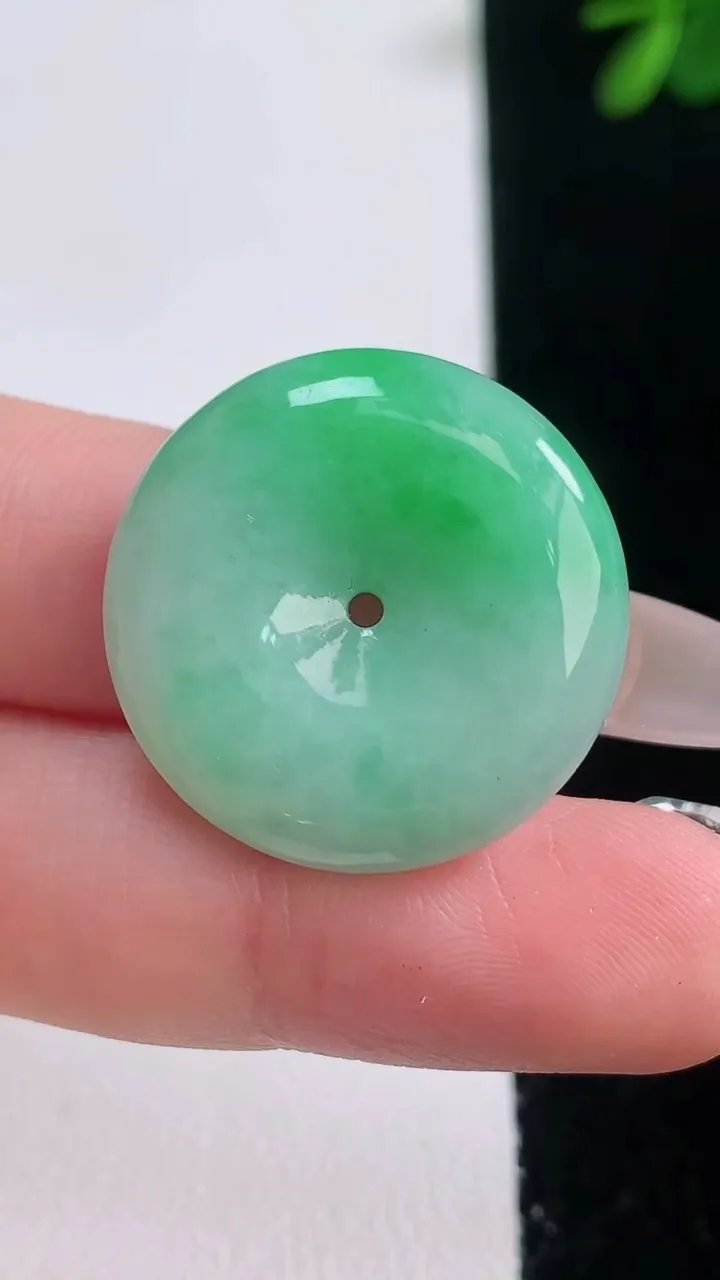 天然A货翡翠平安扣吊坠，尺寸24.5-6，重量:7.70g
12月21日