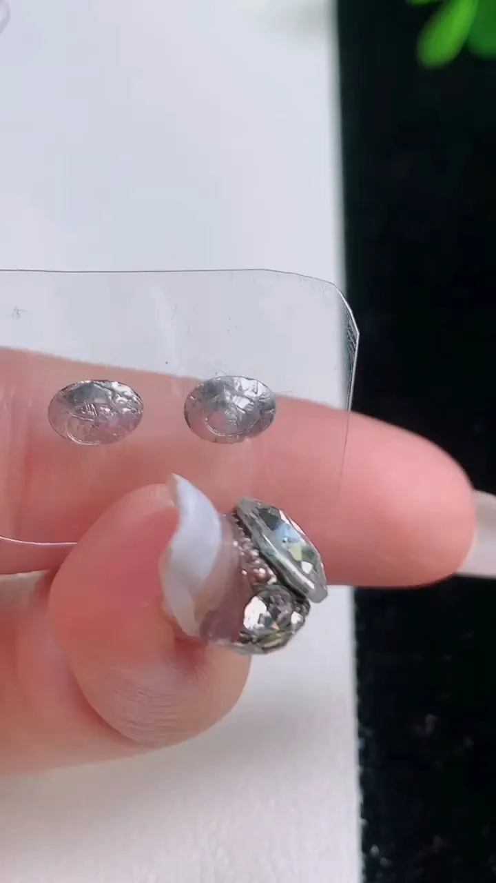 天然A货翡翠蛋面镶嵌件一对，尺寸6-5-2.8，重量:0.51g
12月21日