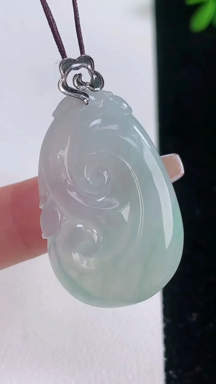 天然A货翡翠如意吊坠，尺寸34.3-22-5.2，重量:8.39g
12月21日