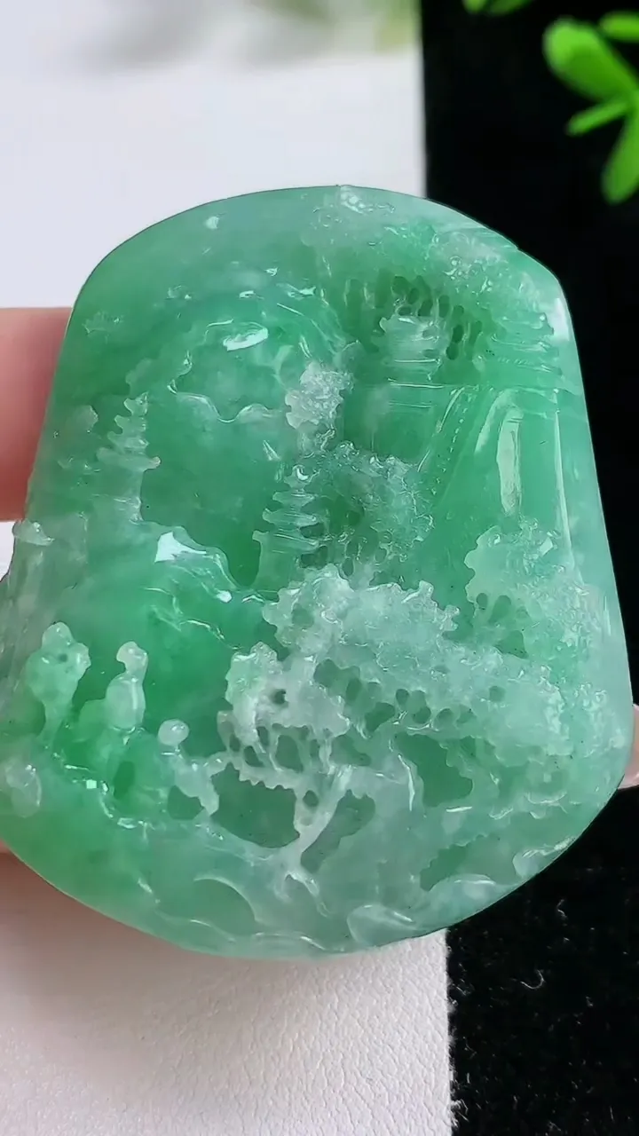 天然A货翡翠山水牌吊坠，尺寸55-46-12，重:54.33g
12月21日