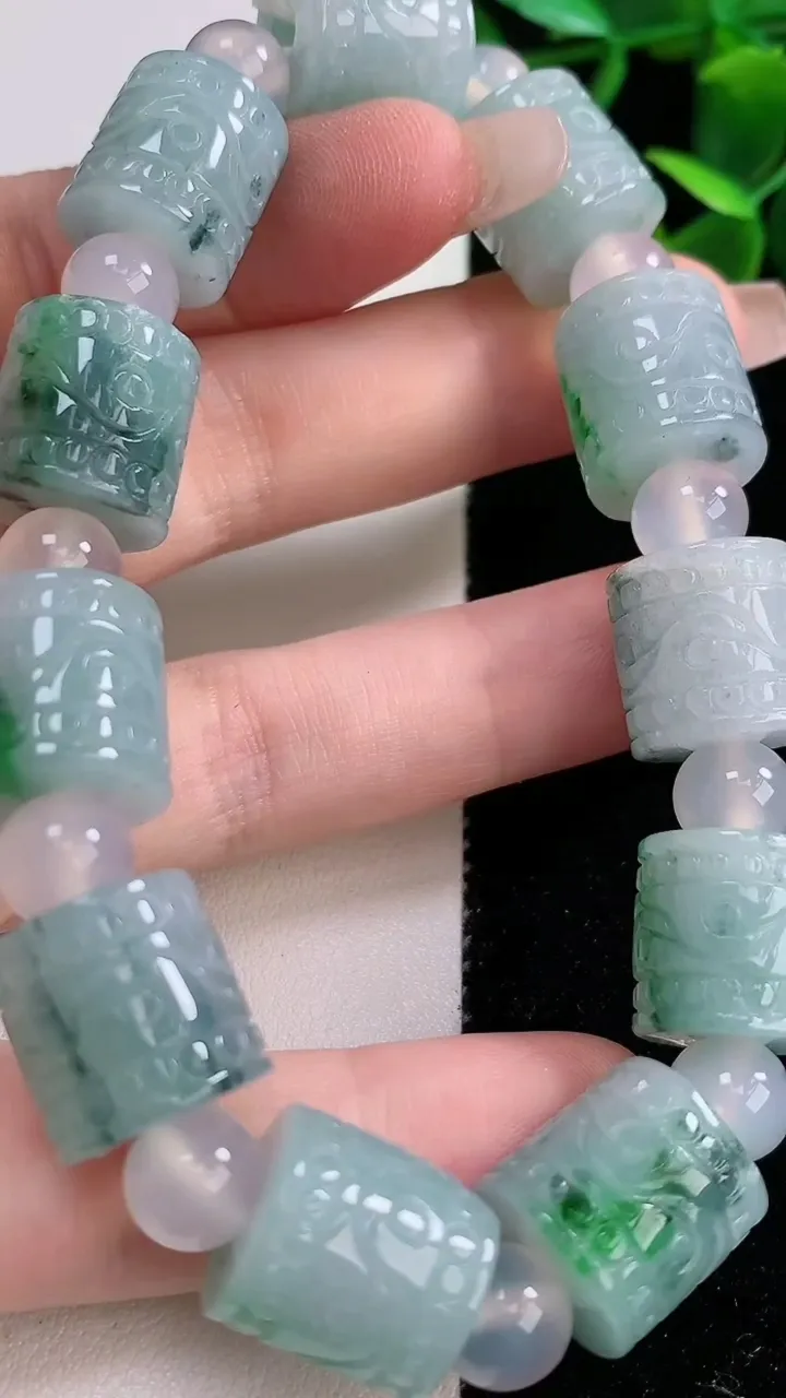 天然A货翡翠飘花路路通手串，尺寸12.8-12.6，重:61.86g12月21日
工厂直销收藏佳品,