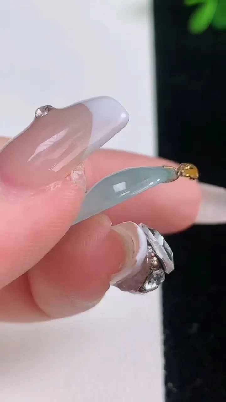 天然A货翡翠金枝玉叶 叶子吊坠，尺寸33.2-19.8-4，重量:5.12g
12月21日