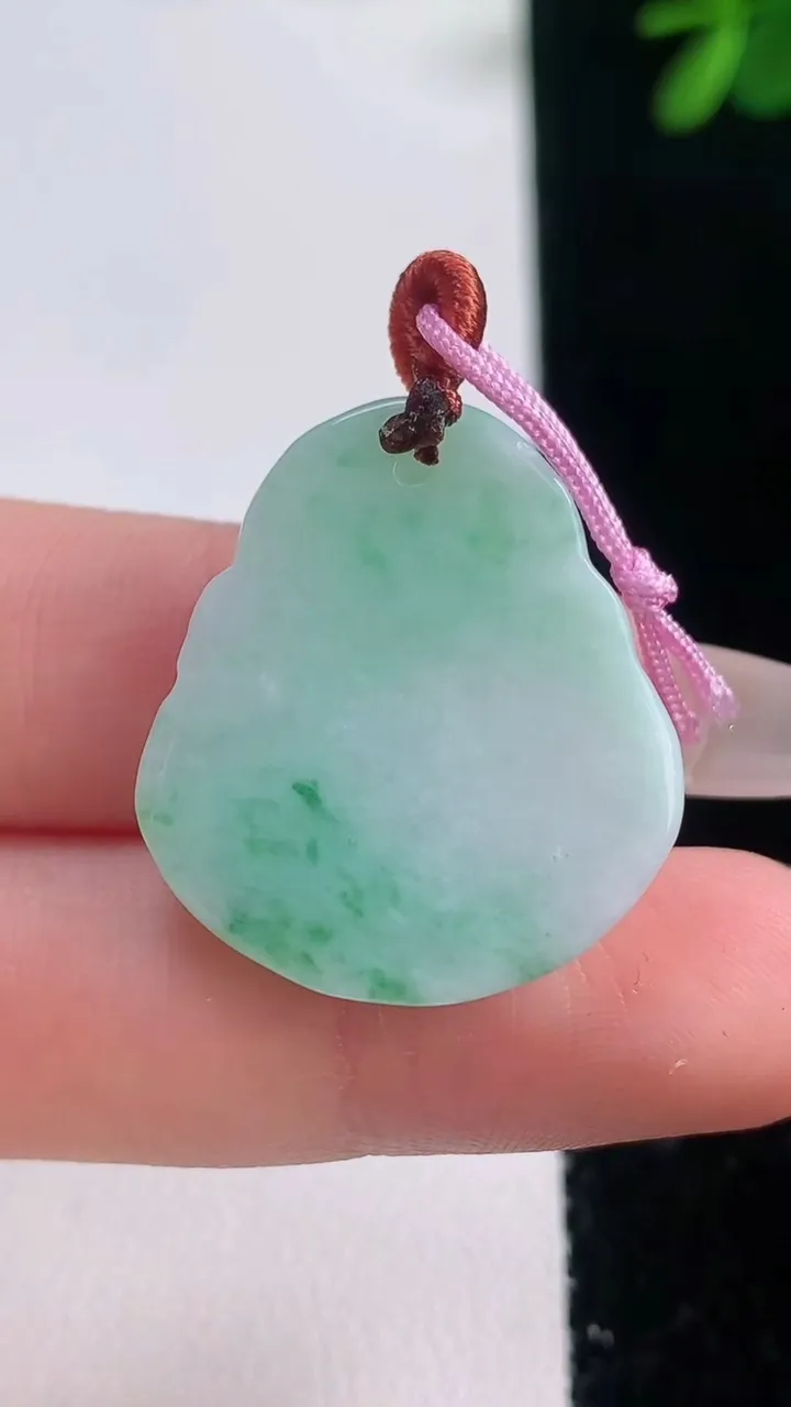 天然A货翡翠佛公吊坠，尺寸26.4-23.5-5.8，重量:6.24g
12月21日