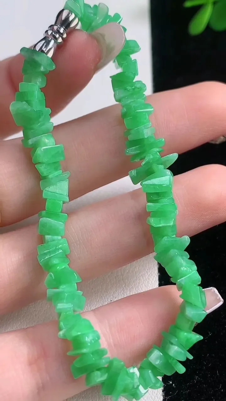 天然A货翡翠原石手串，尺寸5.8-3.5-2.6，重量:10.27g12月21日
工厂直销收藏佳品,种好水足，色泽均匀，有种有色，上手高大气！