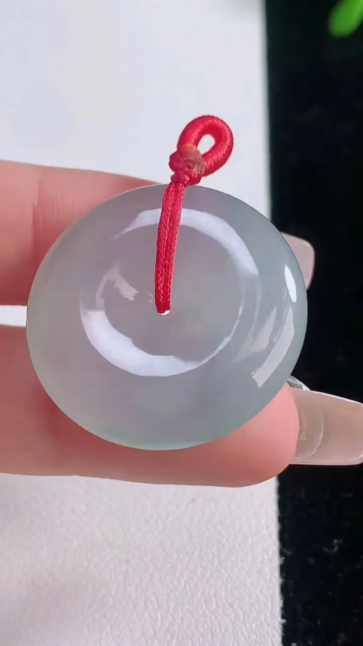 天然A货翡翠平安扣吊坠，尺寸27.8-5.8，重量:9.73g
12月21日