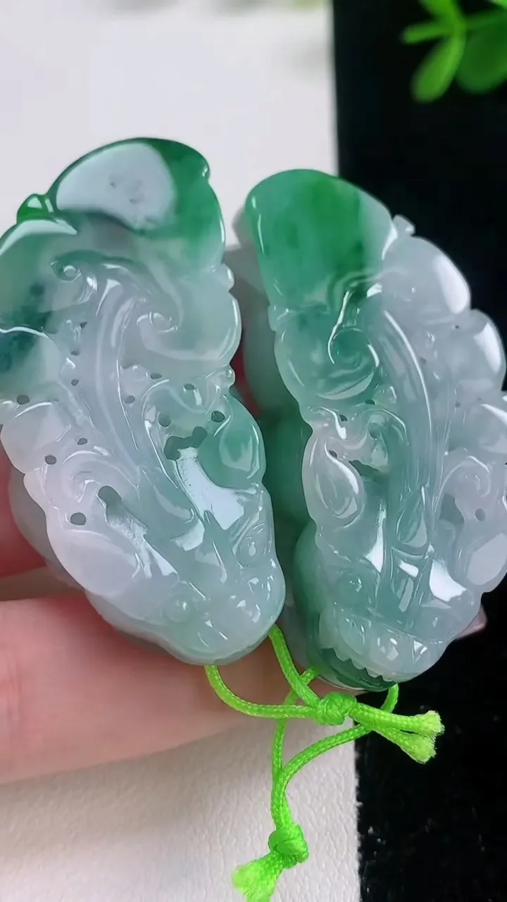 天然A货翡翠貔貅吊坠一对，尺寸48.2-20.5-12.4，重量:63.01g
12月21日