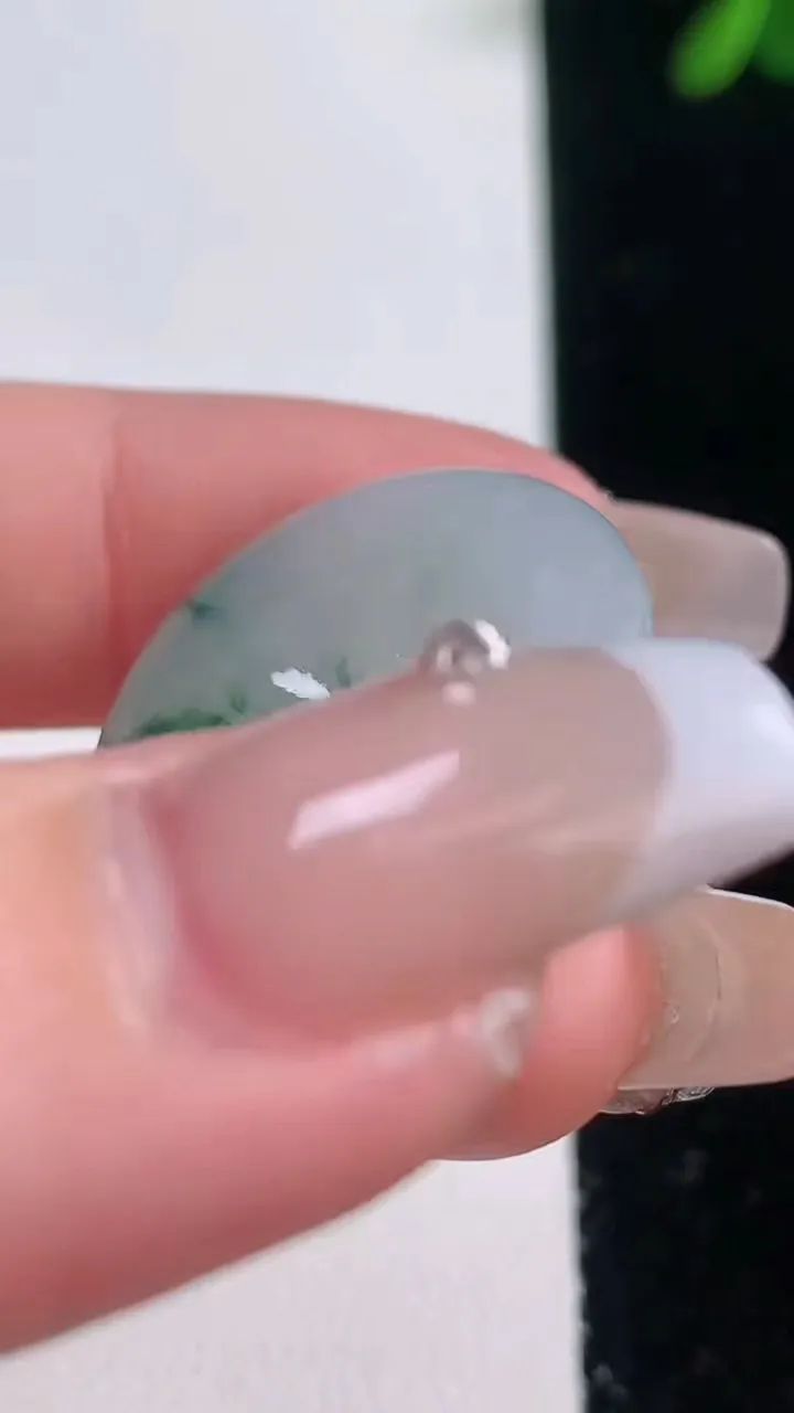 天然A货翡翠飘花平安扣吊坠，尺寸24.5-4.7，重量:6.42g
12月21日