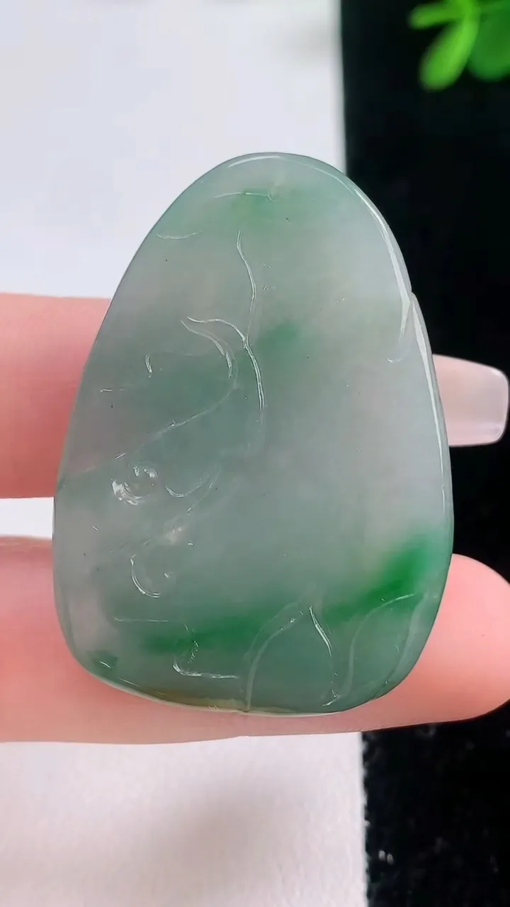 天然A货翡翠虚空藏菩萨吊坠，尺寸40.6-28-5.6，重量:13.75g
12月21日