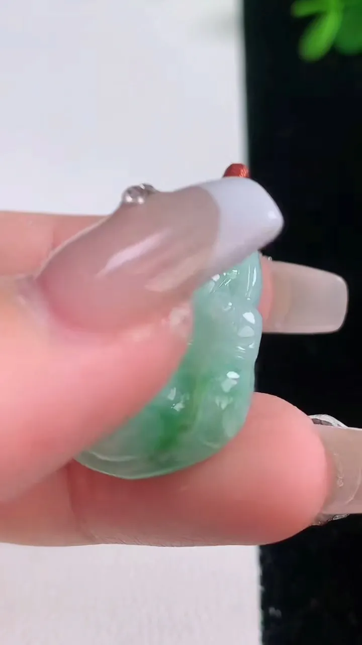 天然A货翡翠佛公吊坠，尺寸26.4-23.5-5.8，重量:6.24g
12月21日