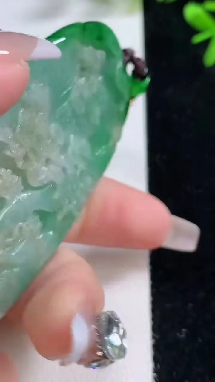 天然A货翡翠山水牌吊坠，尺寸72-42-13，重:60.20g
12月21日