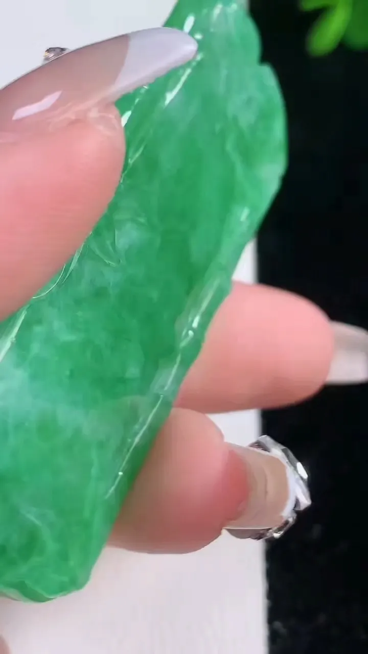 天然A货翡翠节节高升 竹节吊坠，尺寸61.8-28.8-4.6，重量:21.97g
12月21日