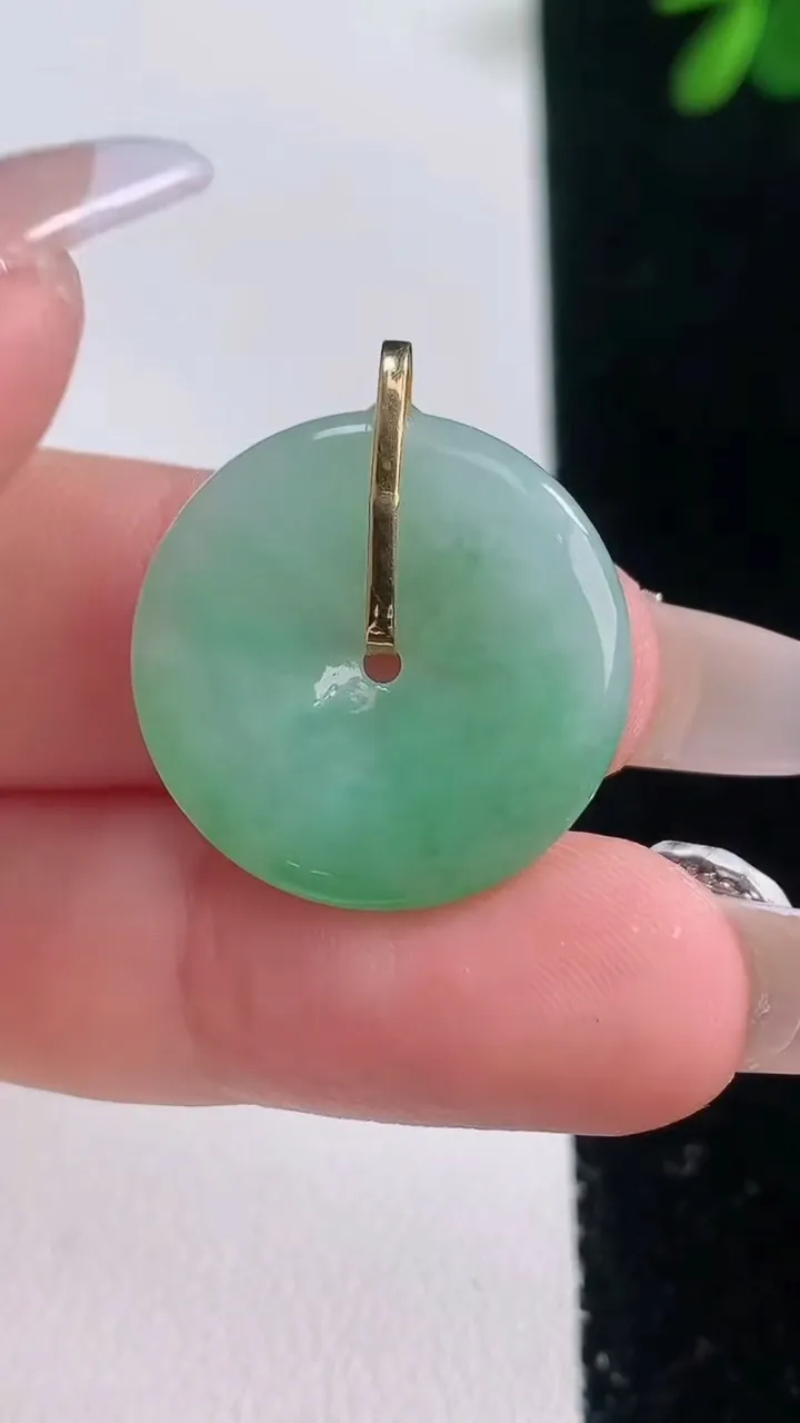 天然A货翡翠平安扣吊坠，尺寸21.5-3.5，重量:3.95g
12月21日