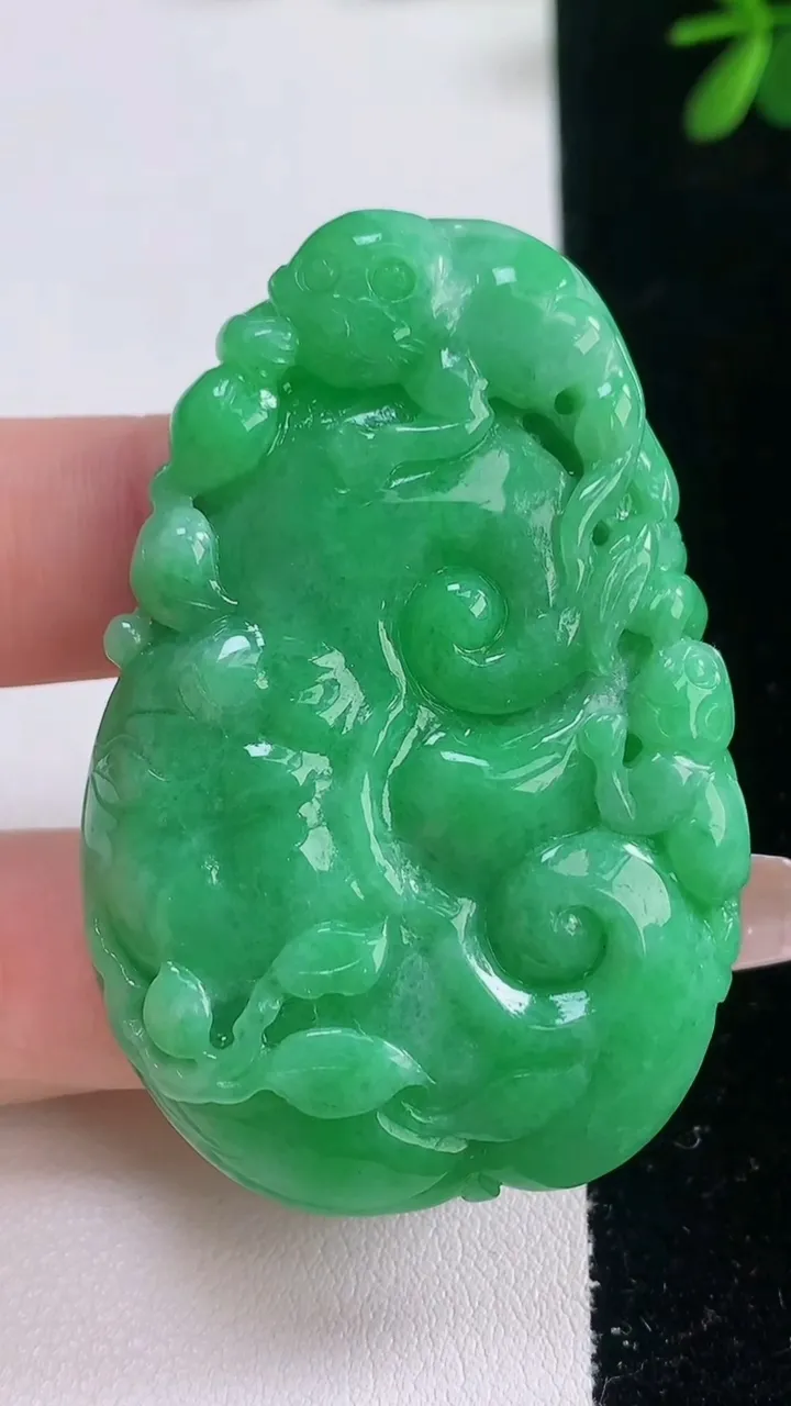 天然A货翡翠如意吊坠，尺寸56.6-37.2-8.3，重量:35.79g
12月21日