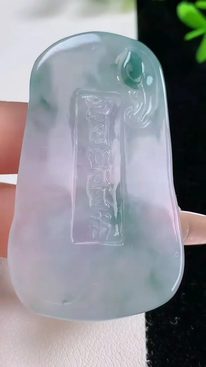 天然A货翡翠飘花大势至菩萨吊坠，尺寸61.8-34.8-6.8，重:28.20g
12月21日