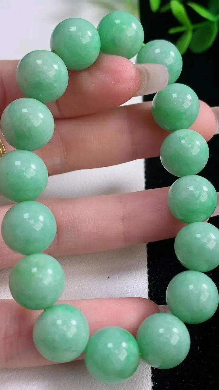 天然A货翡翠圆珠手串，尺寸12-16颗，重量:47.26g12月21日
工厂直销收藏佳品,种好水足，