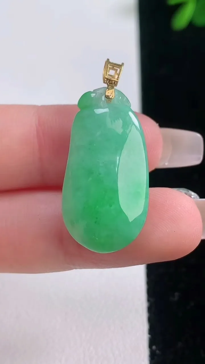 天然A货翡翠福瓜吊坠，尺寸27-14.2-8.4，重量6.04g
12月21日
