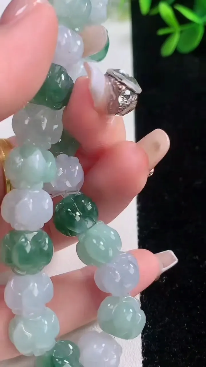 天然A货翡翠莲花手串，尺寸11-9，重量:38.17g12月21日
工厂直销收藏佳品,种好水足，色泽均匀，有种有色，上手高大气！