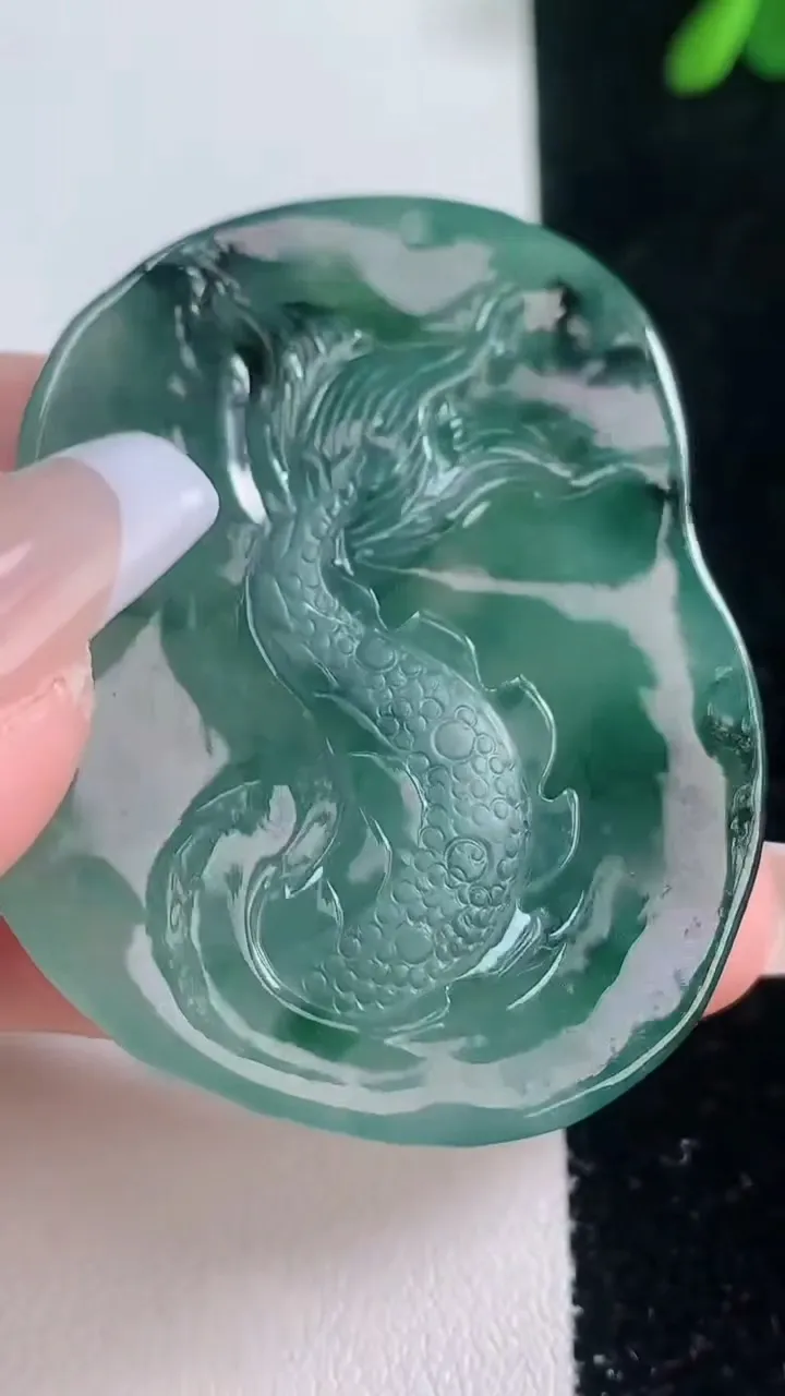 天然A货翡翠飘花龙牌吊坠，尺寸50.8-41.3-10.7，重量:37.05g
12月21日