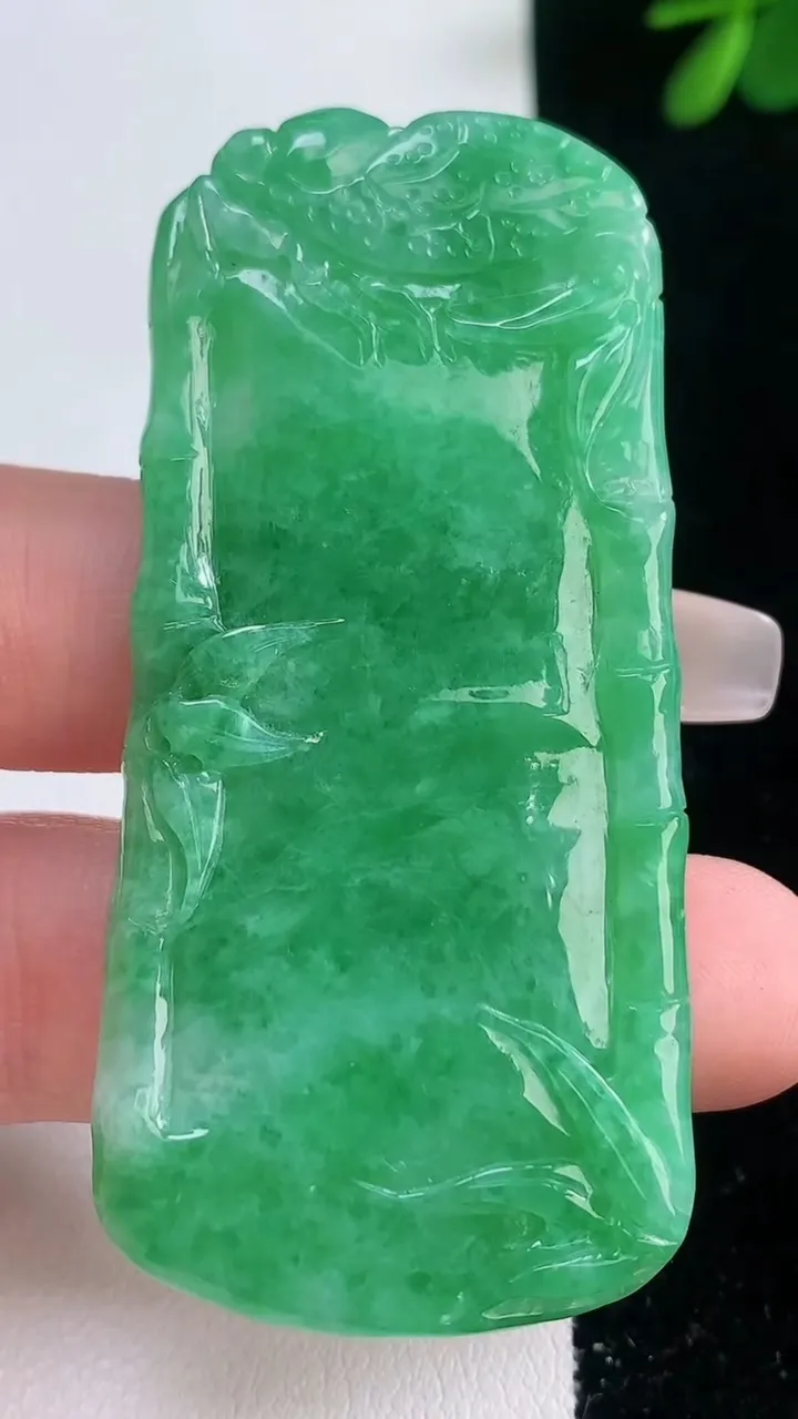 天然A货翡翠节节高升 竹节吊坠，尺寸61.8-28.8-4.6，重量:21.97g
12月21日