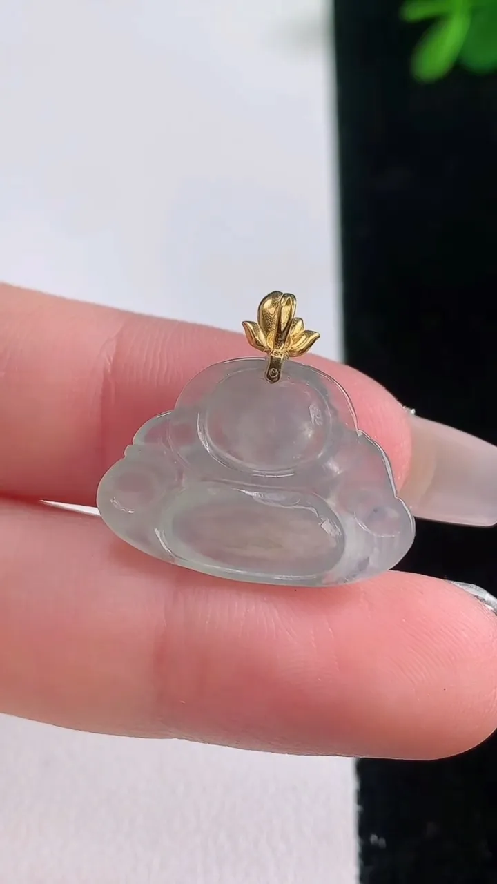 天然A货翡翠种白冰佛公吊坠，尺寸16.2-3.3-4.3，重量:2.34g
12月21日