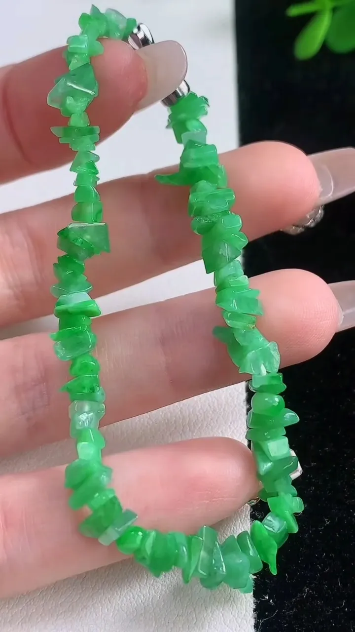 天然A货翡翠原石手串，尺寸4.9-3.2-2，重量:7.52g12月21日
工厂直销收藏佳品,种好水足，色泽均匀，有种有色，上手高大气！