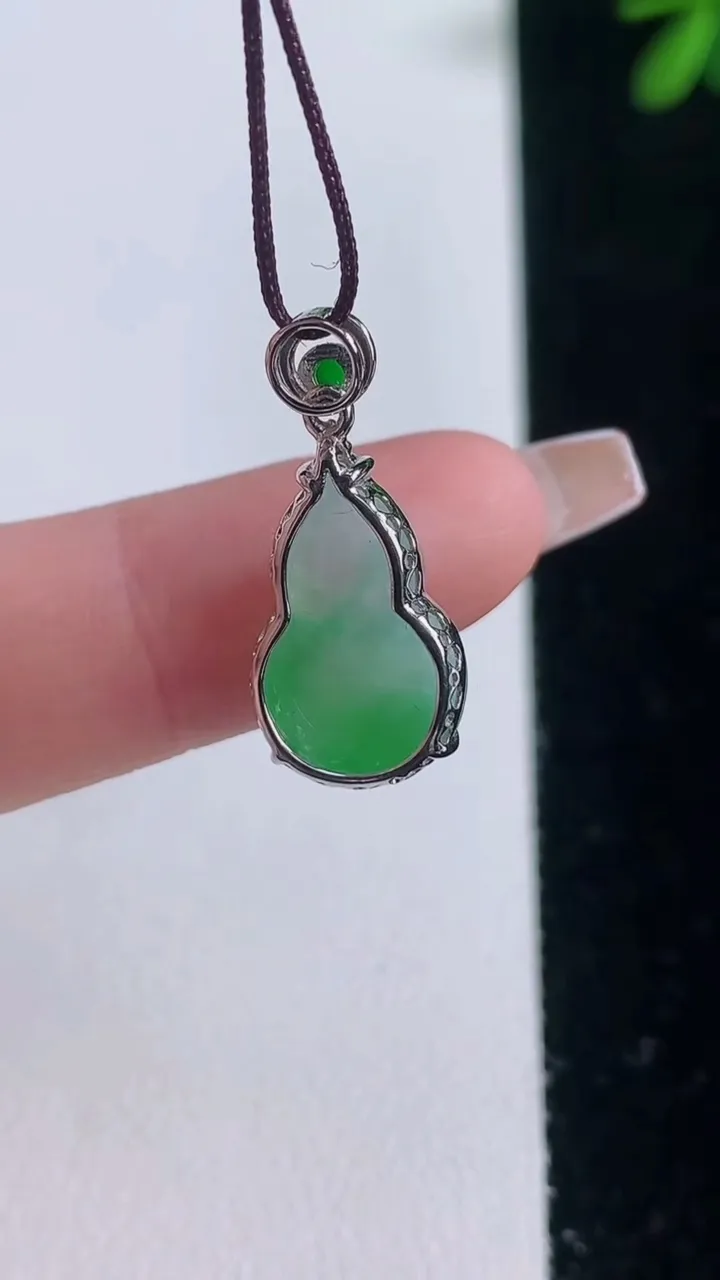 天然A货翡翠葫芦吊坠，尺寸15.8-10.4-6.8，重量:1.93g
12月21日