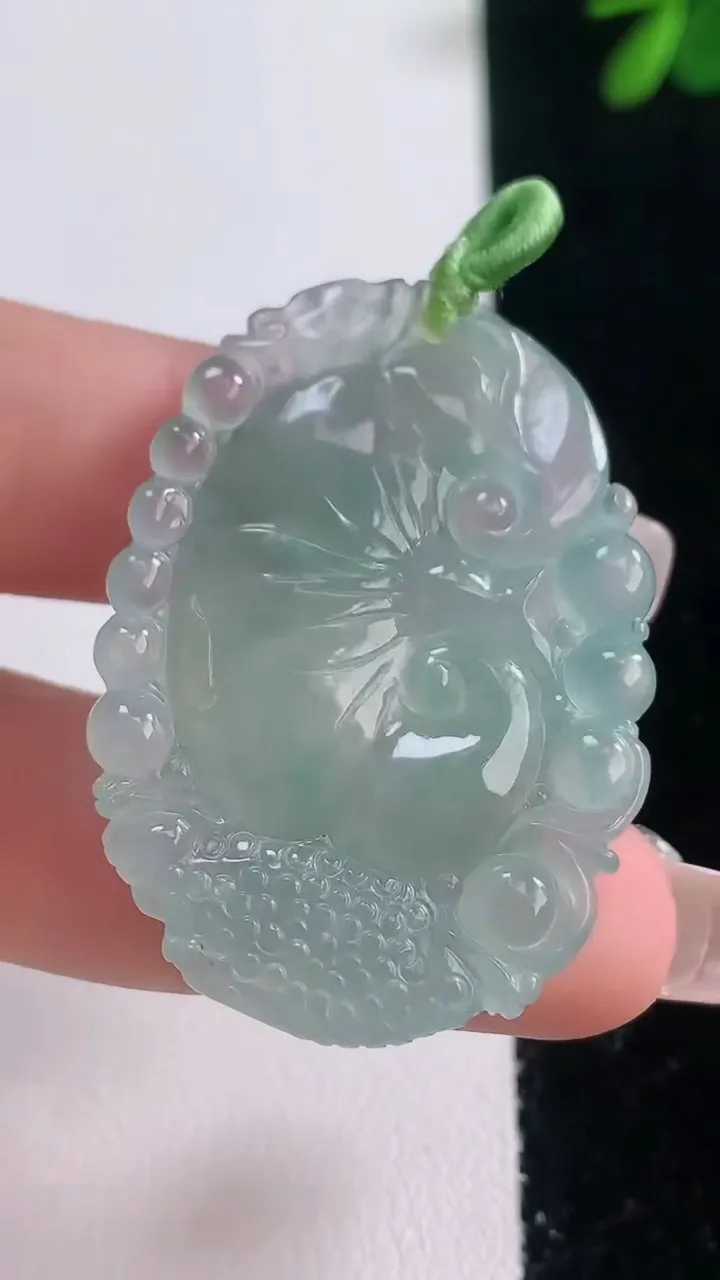 天然A货翡翠如意吊坠，尺寸40.4-29-5，重量:10.47g
12月21日