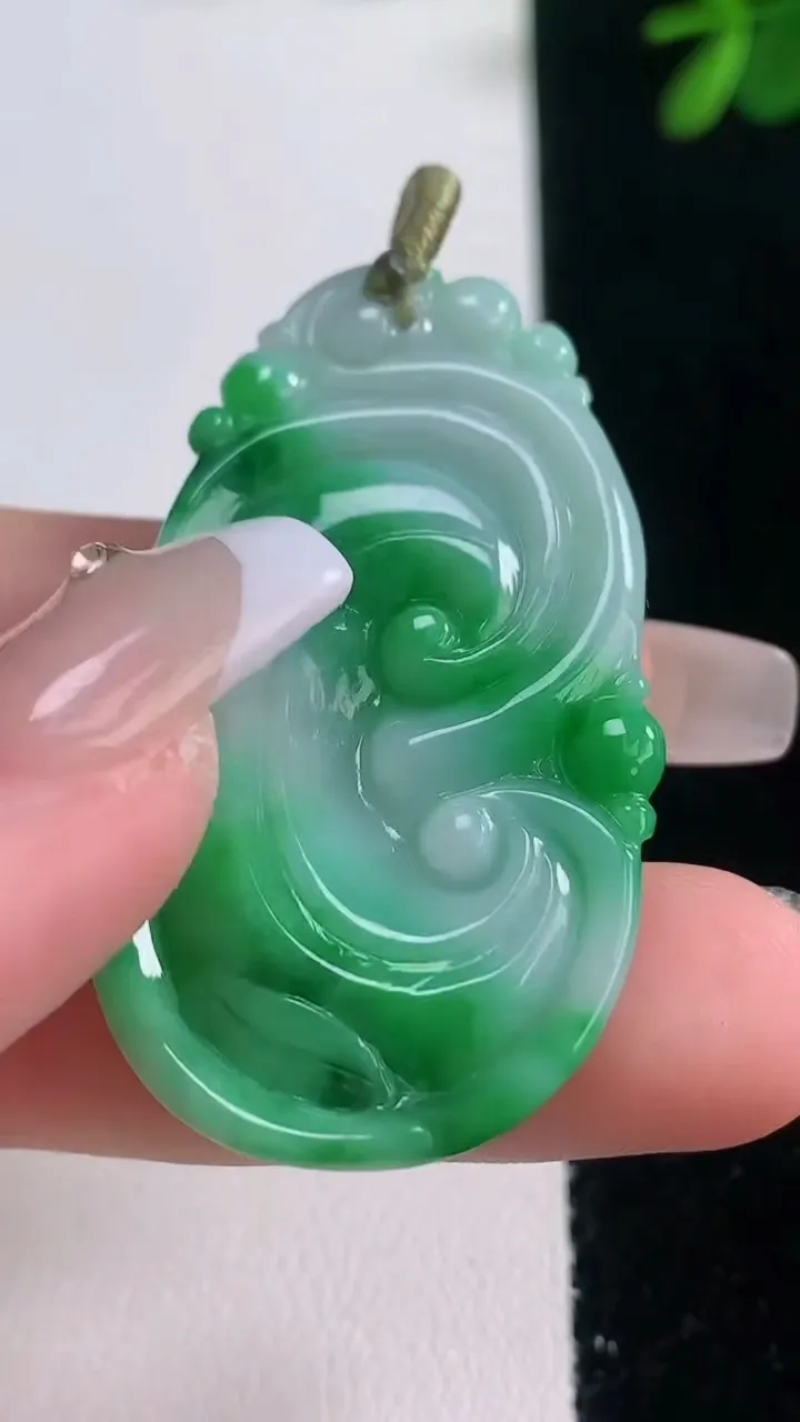 天然A货翡翠如意吊坠，尺寸46-25.8-6，重量:13.38g
12月21日