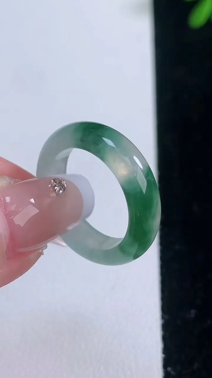 天然A货翡翠冰种飘花指环戒指，尺寸17.3-5.3-3.2，重量:3.91g2025年12月21日
工厂直销收藏佳品,种好水足，色泽均匀，有种有色，上手高大气！