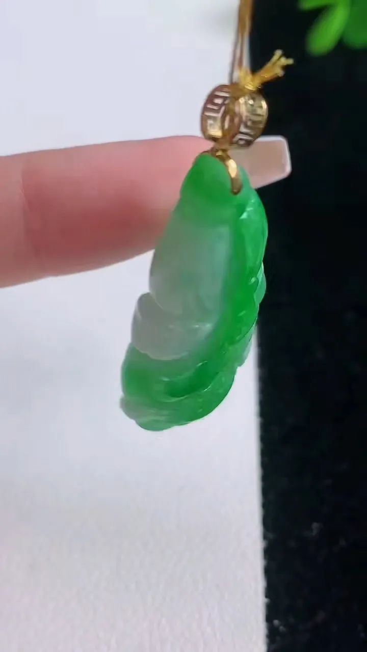 天然A货翡翠白菜吊坠，尺寸32-16.7-6.7，重量:8.08g
12月21日