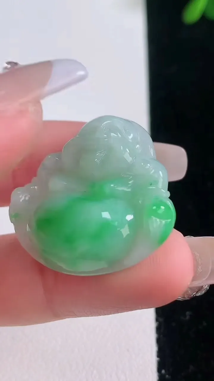 天然A货翡翠佛公吊坠，尺寸27.4-29.6-6.2，重量:7.72g
12月21日