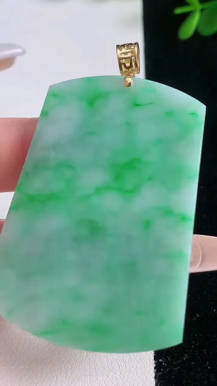 天然A货翡翠无事牌吊坠，尺寸53.5-38.8-2.6，重量:16.73g
12月21日