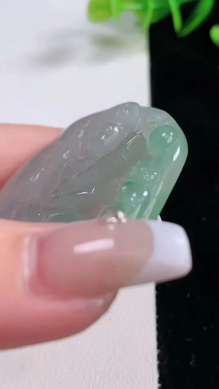 天然A货翡翠虚空藏菩萨吊坠，尺寸50-46-6，重:27.04g
12月21日