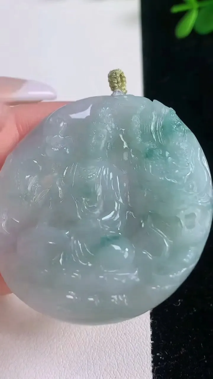 天然A货翡翠飘花祥龙大势至菩萨吊坠，尺寸47.8-46.4-6.7，重量:29.22g
12月21日