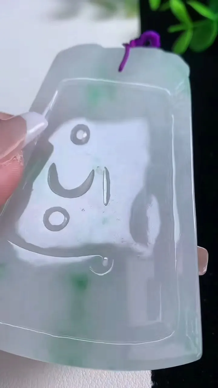 天然A货翡翠虚空藏菩萨吊坠，尺寸79.2-52.3-4.3，重量:41.33g
12月21日