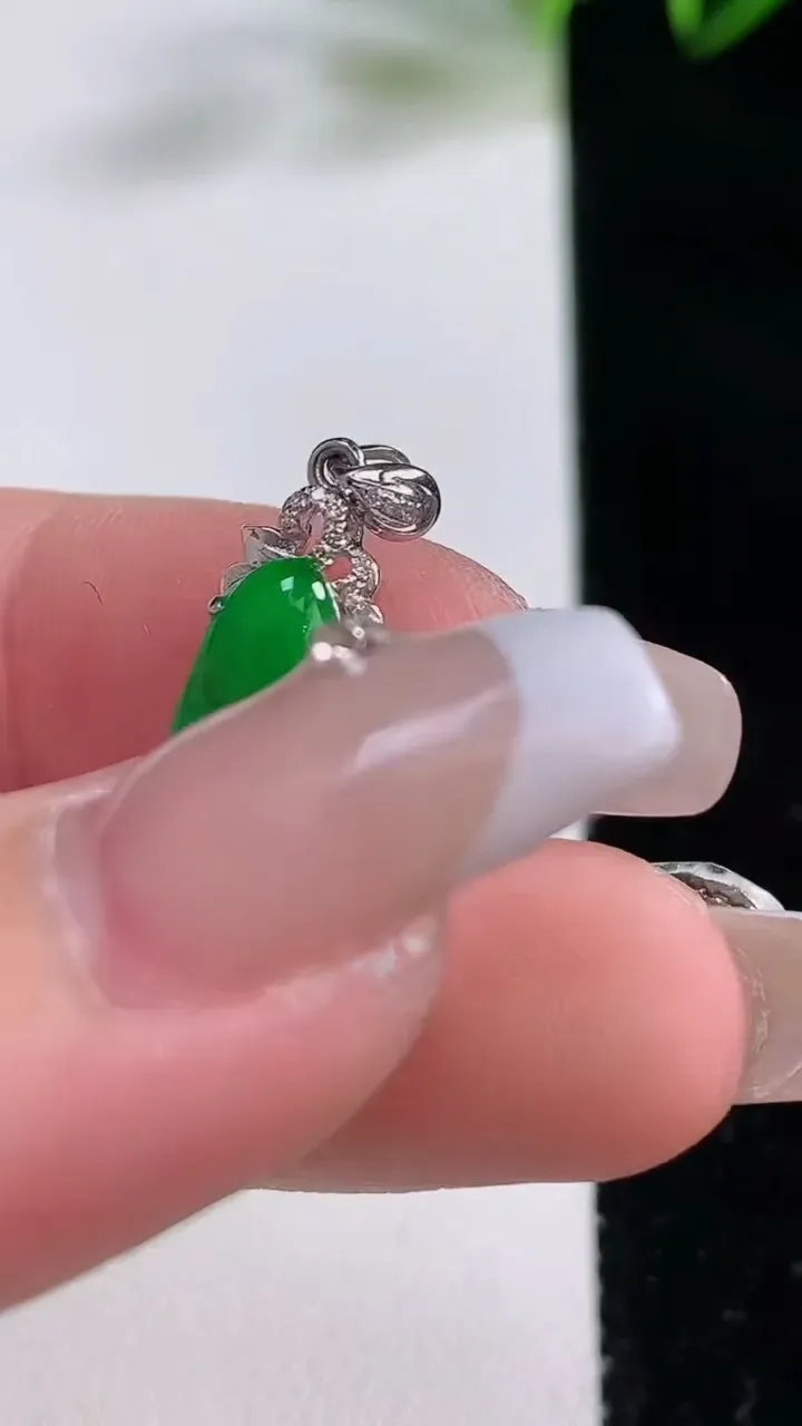 天然A货翡翠福豆吊坠，尺寸27.3-8.3-4.6，裸石20-7.3重:1.72g
12月21日