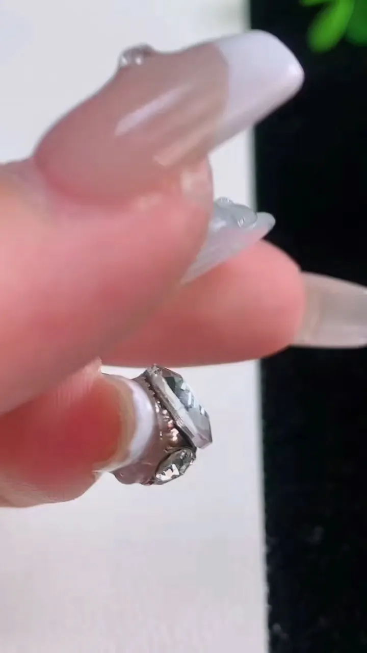 天然A货翡翠佛公吊坠，尺寸25.4-28.4-4.8，重量:5.29g
12月21日