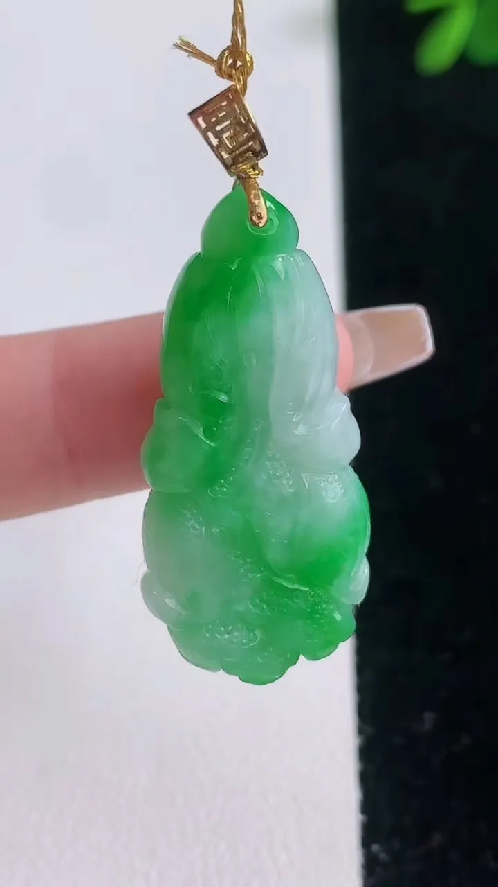 天然A货翡翠白菜吊坠，尺寸32-16.7-6.7，重量:8.08g
12月21日