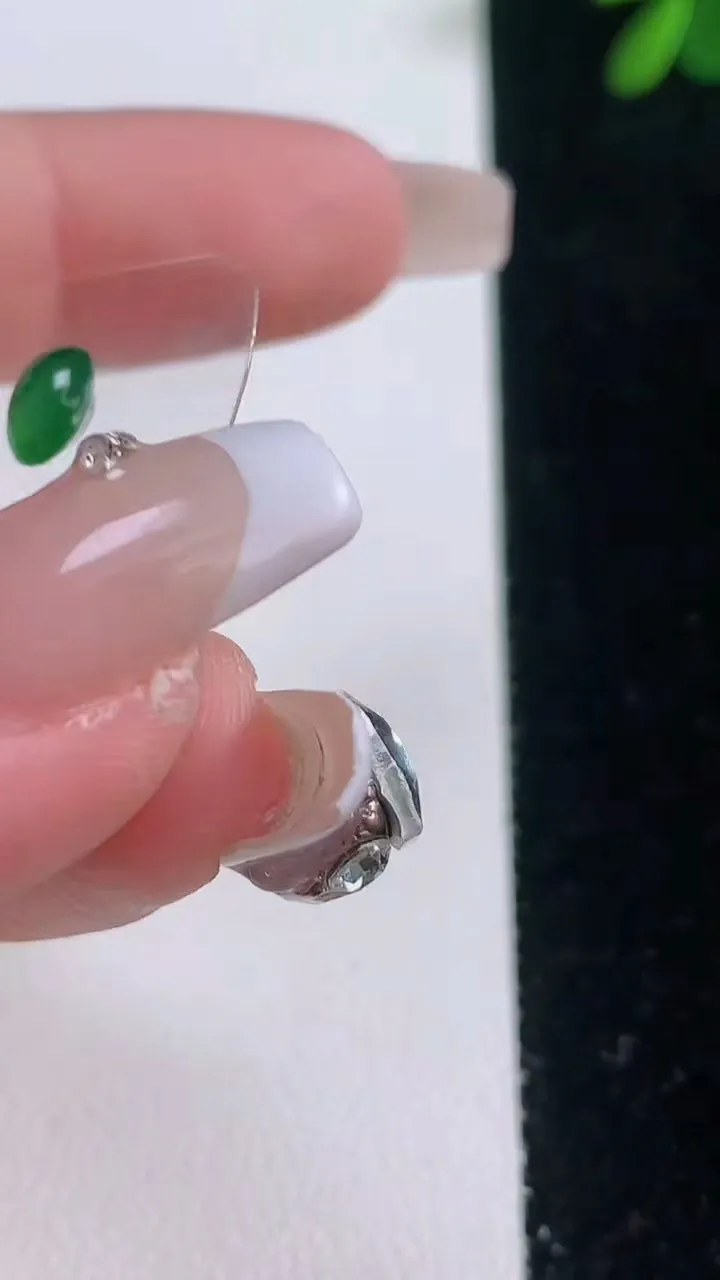 天然A货翡翠蛋面镶嵌件一对，尺寸6-5-2.8，重量:0.51g
12月21日