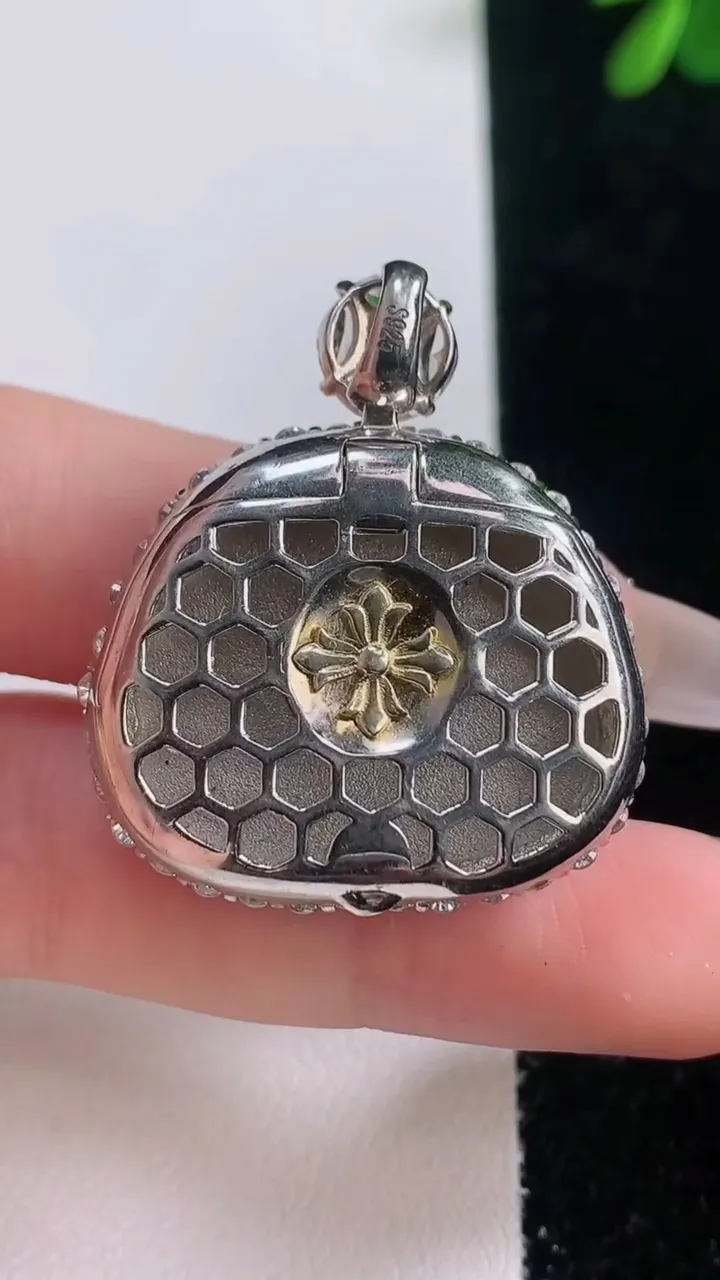 天然A货翡翠凤凰吊坠，尺寸34.8-30.2-10.8，裸石22.3-26.5重量:15.95g
12月21日