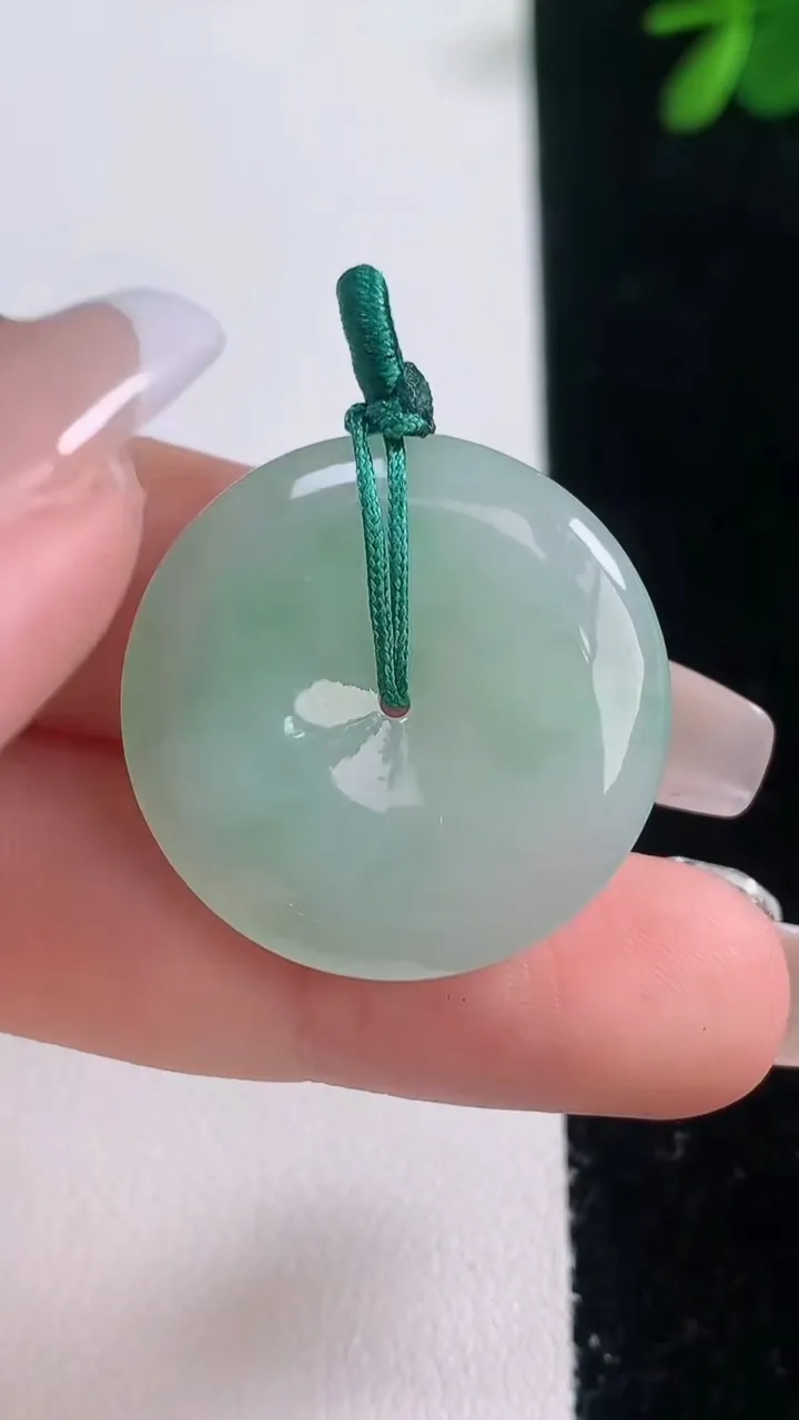 天然A货翡翠平安扣吊坠，尺寸26.4-5，重量:7.21g
12月21日