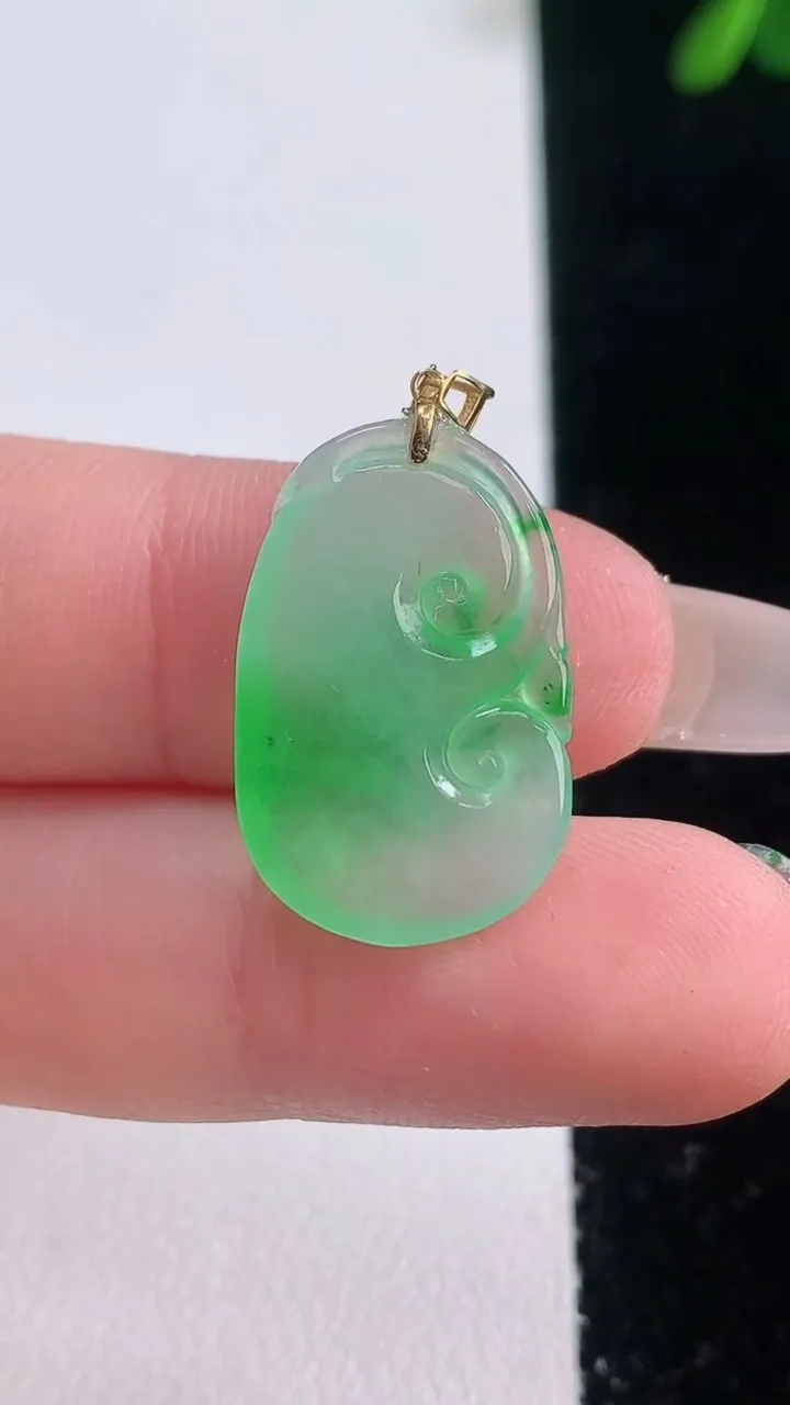 天然A货翡翠如意吊坠，尺寸22-14.3-3.2，重量:1.88g
12月21日