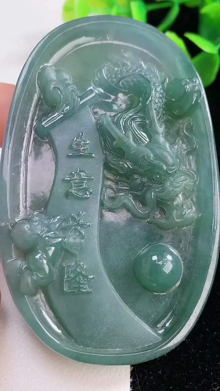 天然A货翡翠龙牌吊坠，尺寸81-50-10，重:90.87g
12月21日