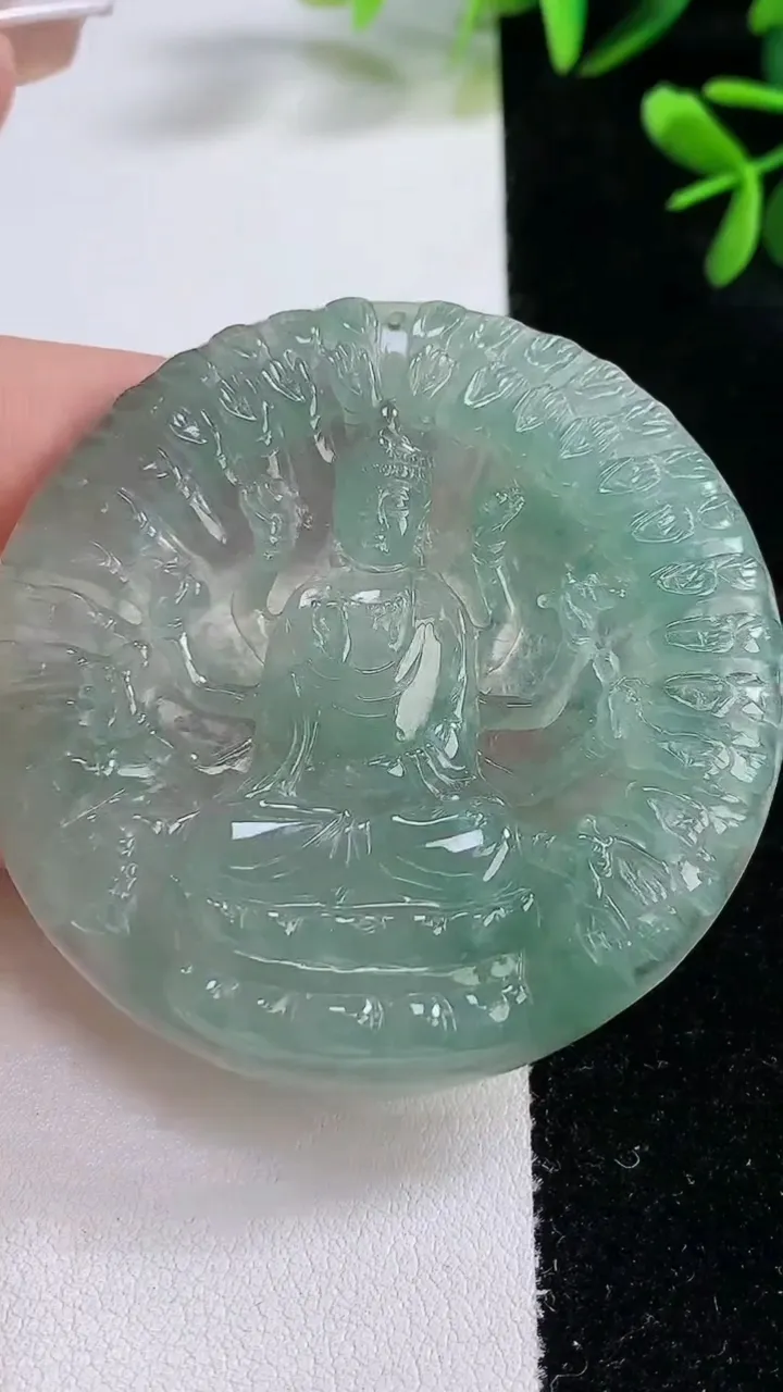 天然A货翡翠千手观音吊坠，尺寸55.1-5.4，重:38.87g
12月21日