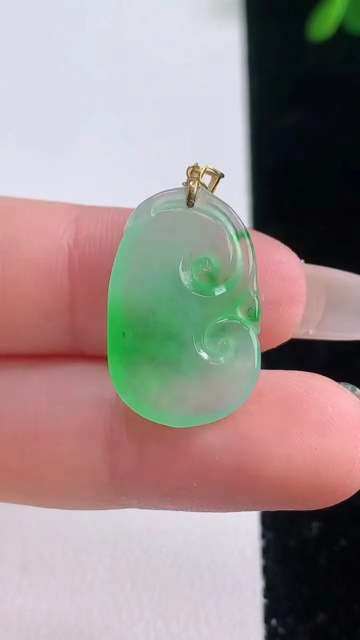 天然A货翡翠如意吊坠，尺寸22-14.3-3.2，重量:1.88g
12月21日